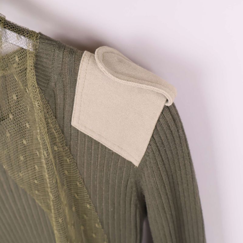Beige förstärkning på axel saknar knapp