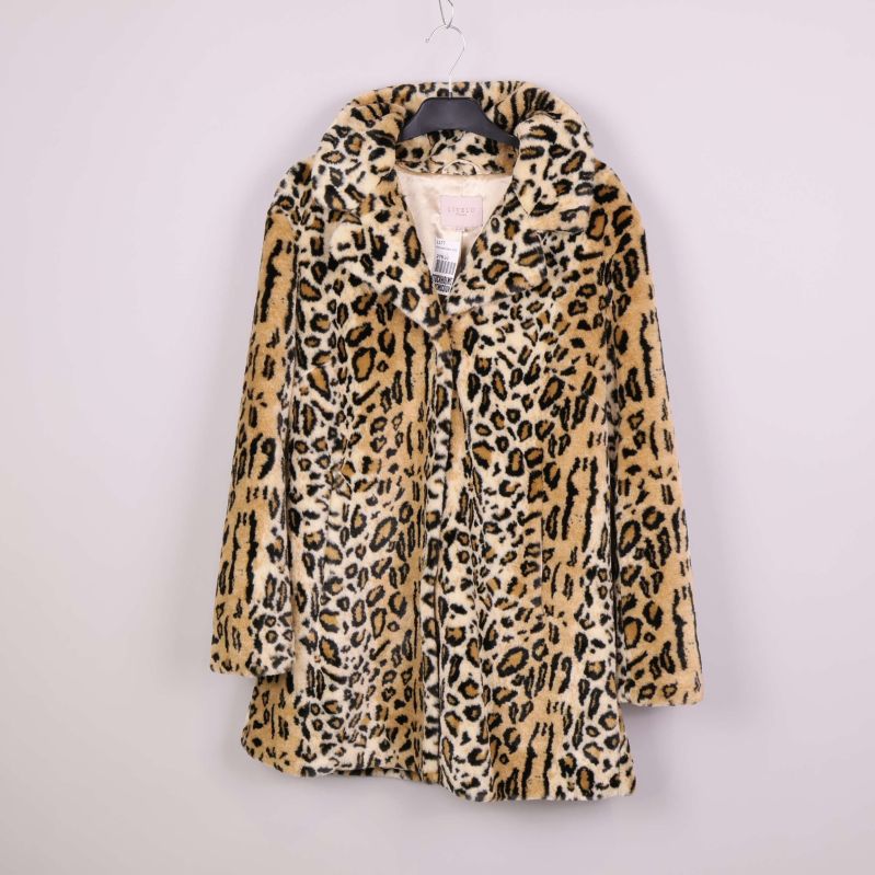 Fuskpälsjacka med leopardmönster framifrån