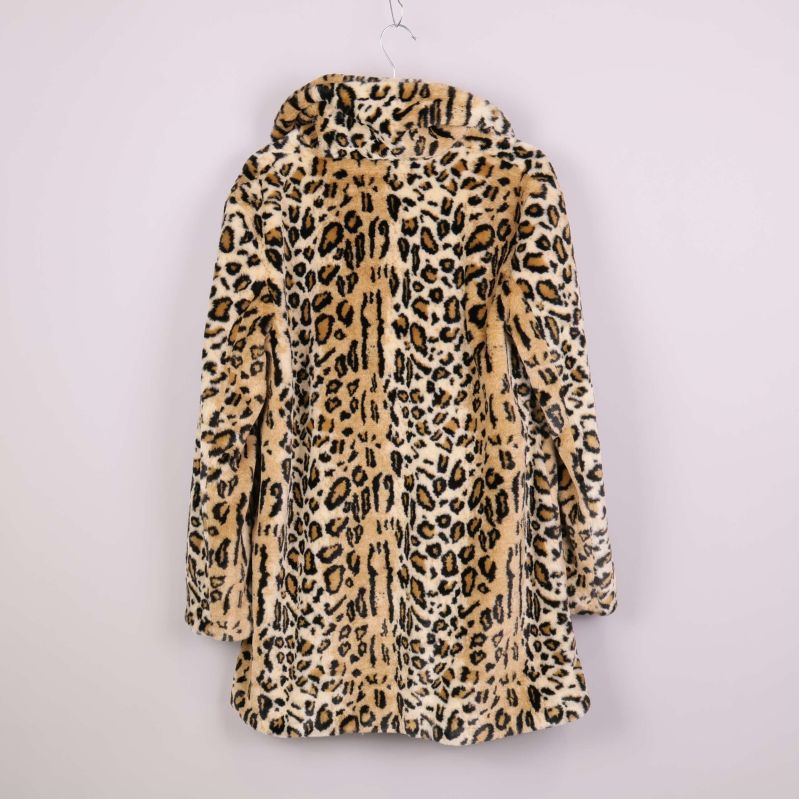 Fuskpälsjacka med leopardmönster bakifrån
