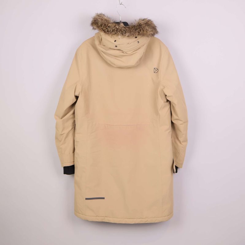 Baksidan på beige Didriksons-jacka med huva