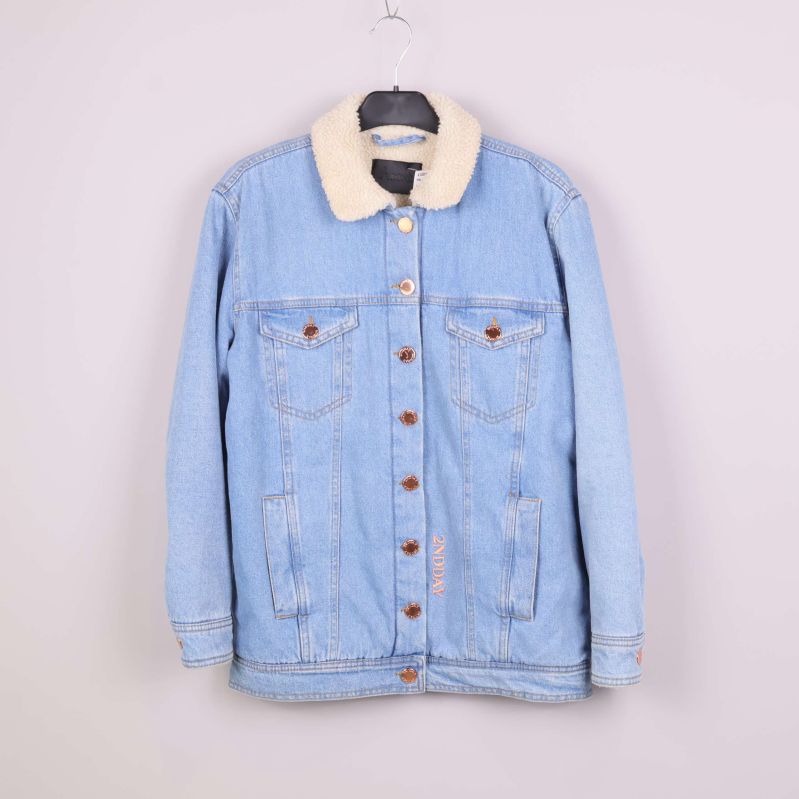 Baksidan av jeansjacka i ljus denim utan synliga detaljer