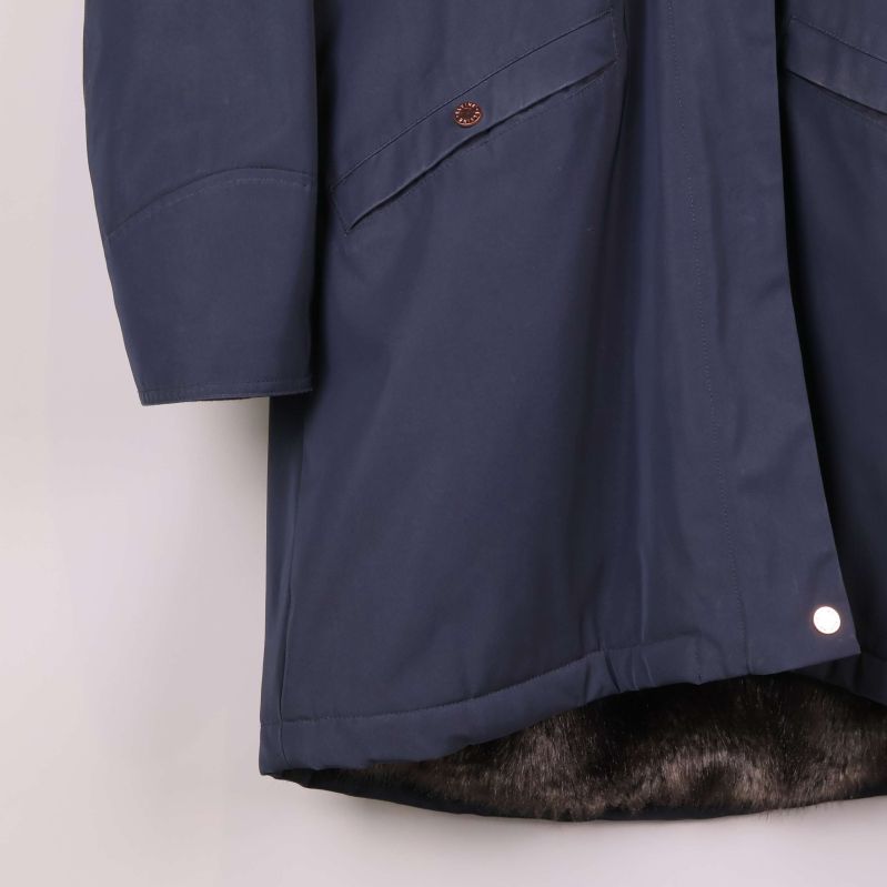 Nedre delen av parkas med synligt fuskpälsfoder
