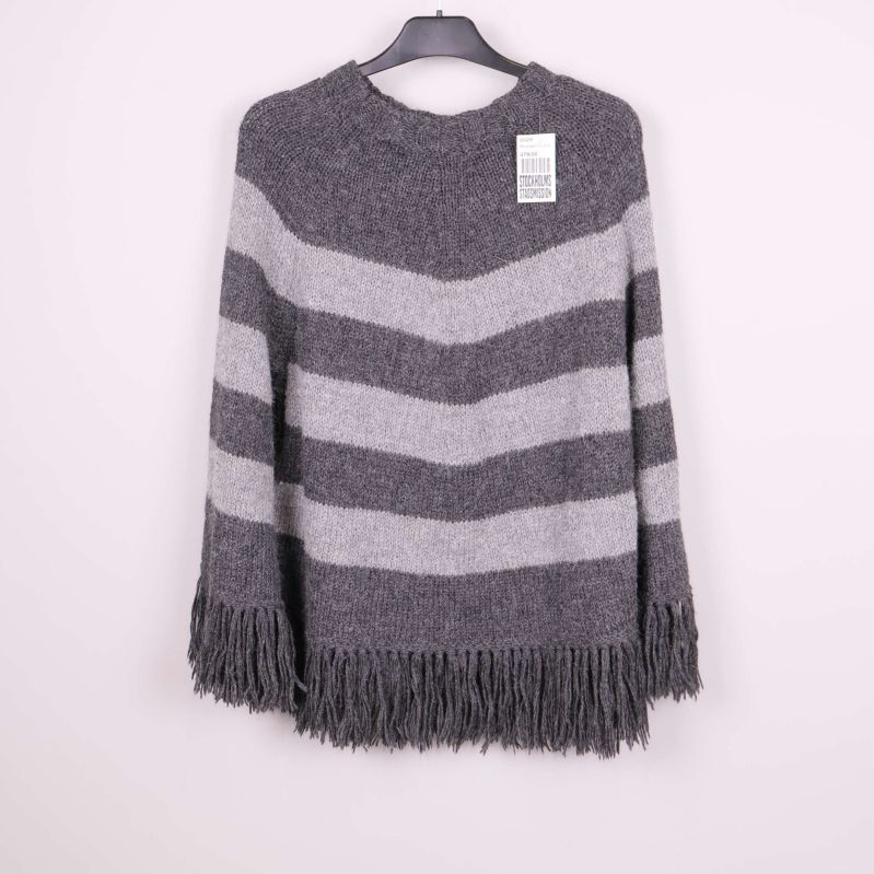 Grårandig stickad poncho med rund hals och fransar