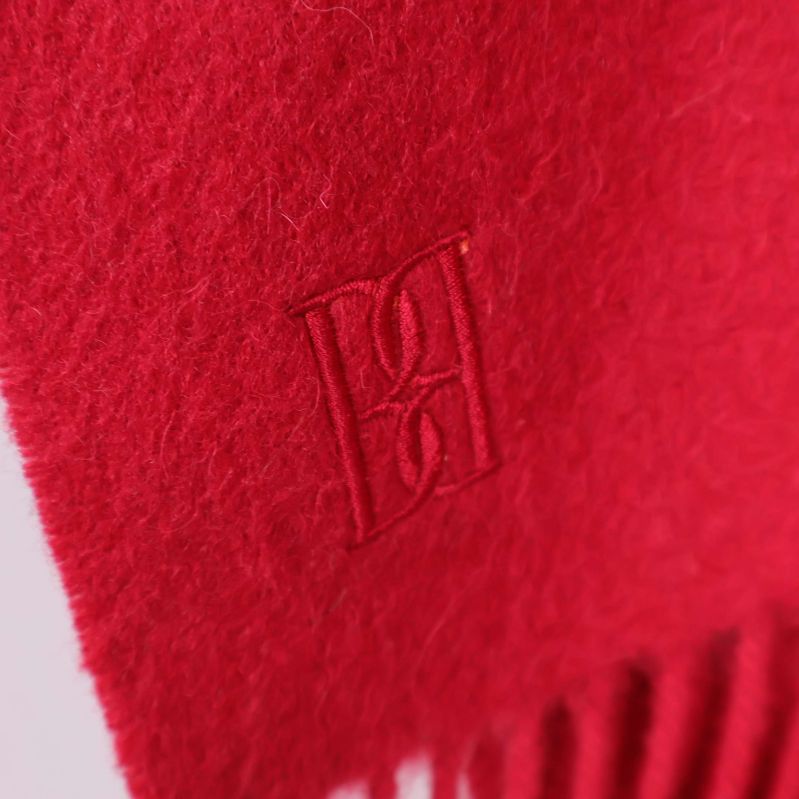 By Malene Birger broderad logotyp på röd poncho med fransar