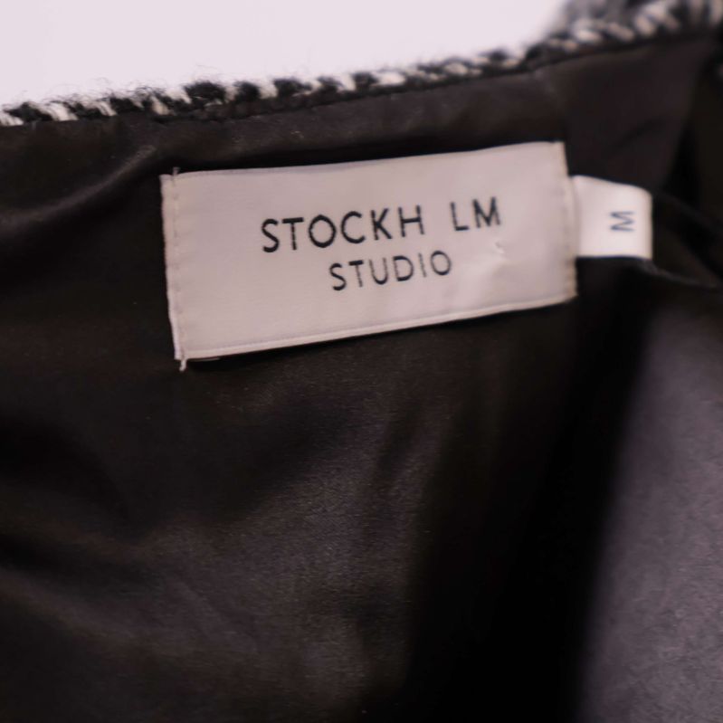 Varumärkesetikett från Stockh lm Studio i kjolens insida
