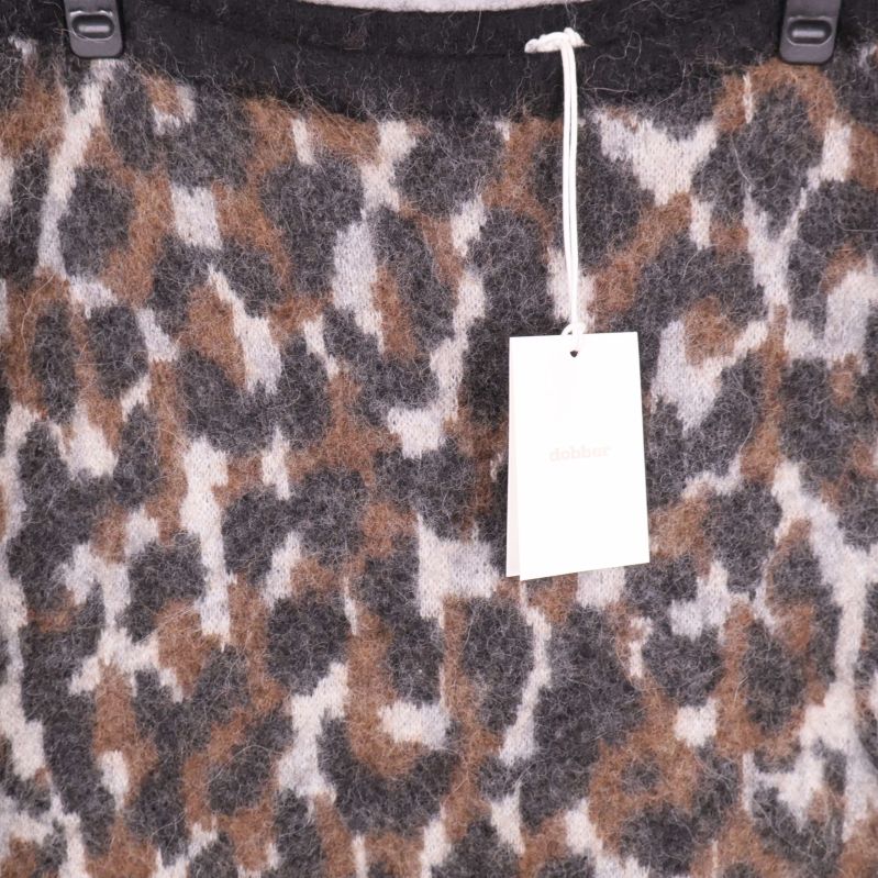 Närbild på kjolens leopardmönster och elastiska midjeband