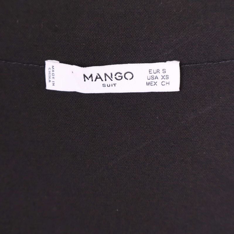 Mango-etikett med storlek XS på svart klänning