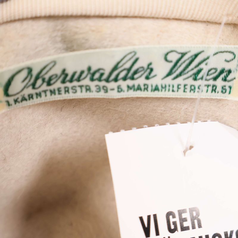 Närbild på hattens invändiga varumärkesetikett från Oberwalder Wien