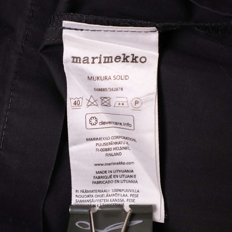 Tvättrådslapp med materialinformation i blusen