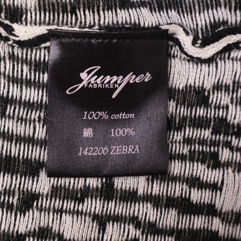Materialetikett: 100% bomull och modellnamn zebra