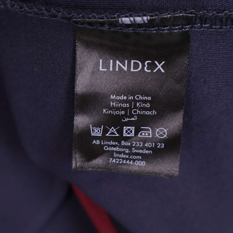 Tvätt- och tillverkningsetikett från Lindex i svart