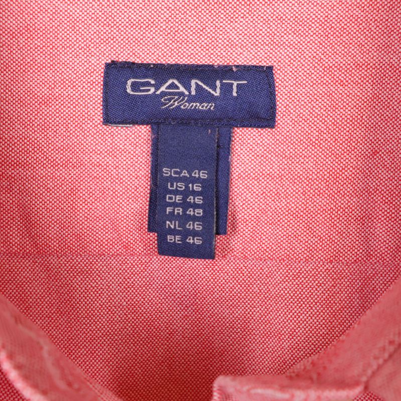 Närbild på GANT-märkt tyglabel med storleksangivelser