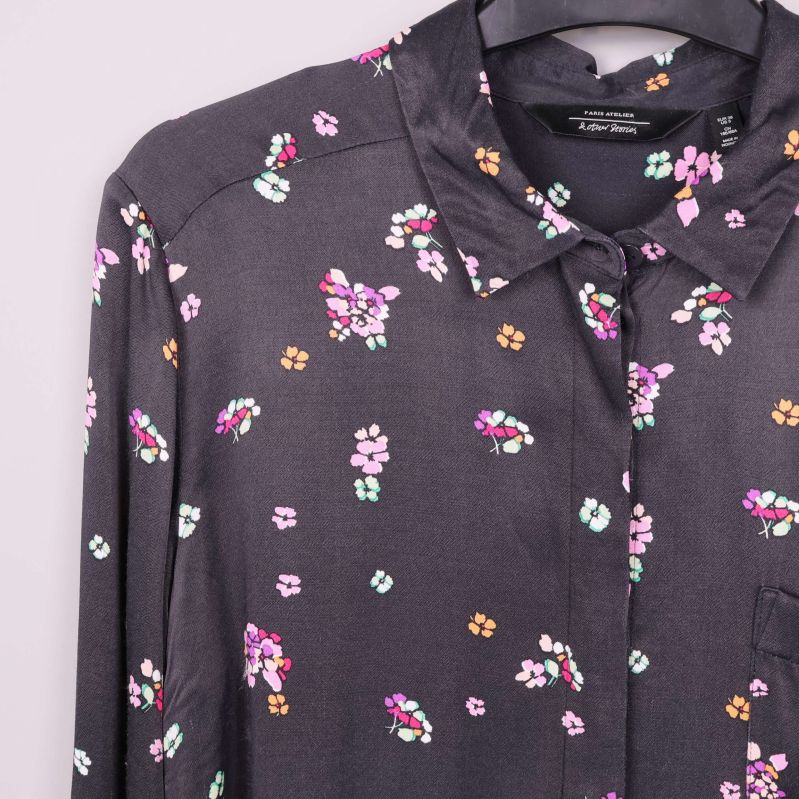 Närbild på skjortans krage och blommigt mönster