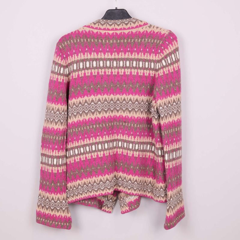 Baksidan på mönstrad kofta i rosa och beige