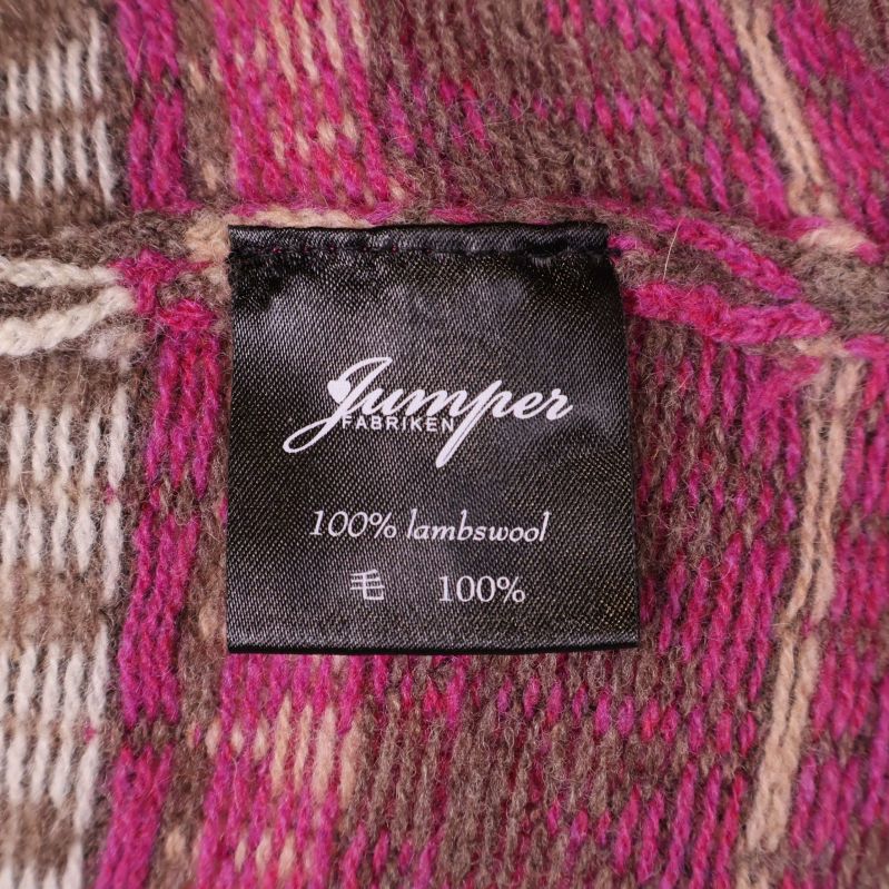 Materialetikett som anger 100% lammull på insidan