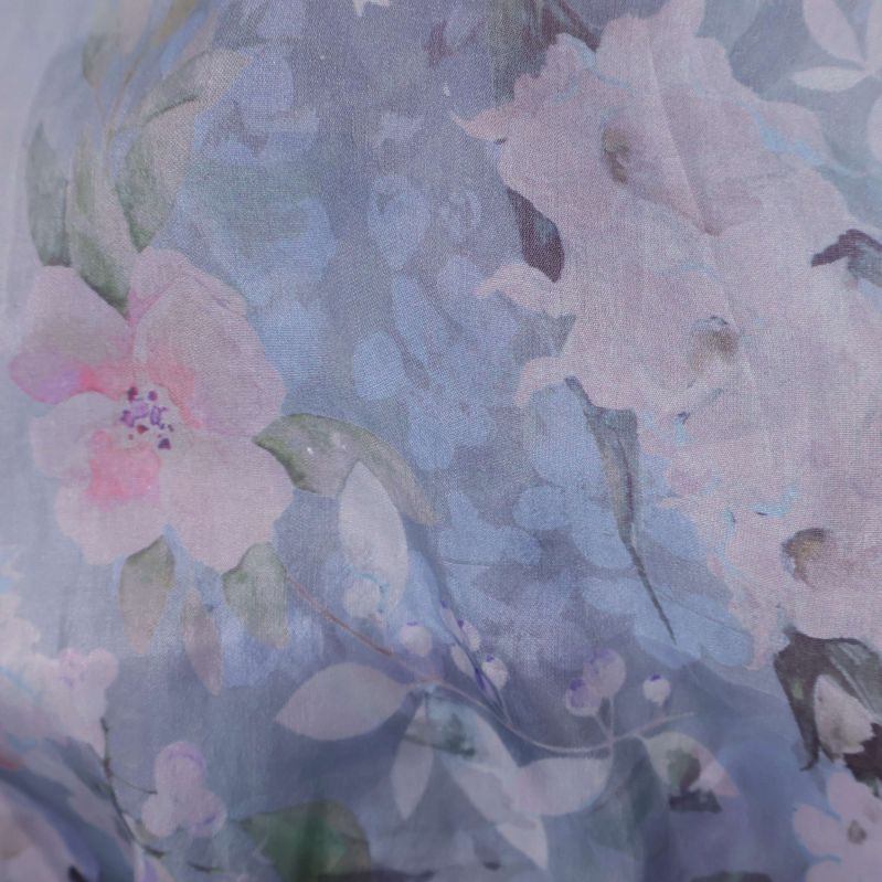 Närbild av blommigt mönster i blåa toner