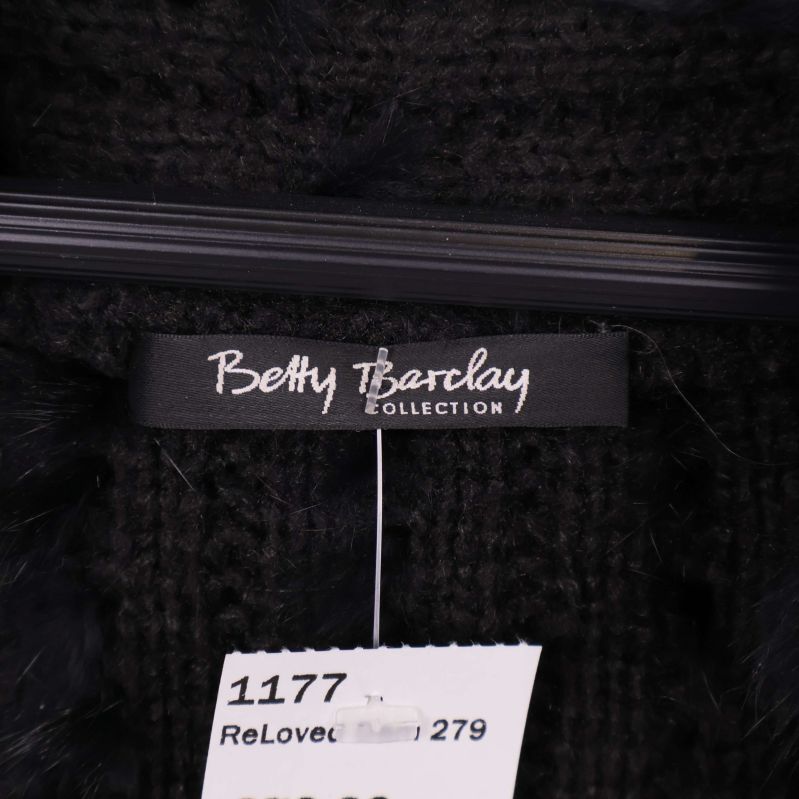 Närbild på Betty Barclay Collection-märkesetikett på svart plagg