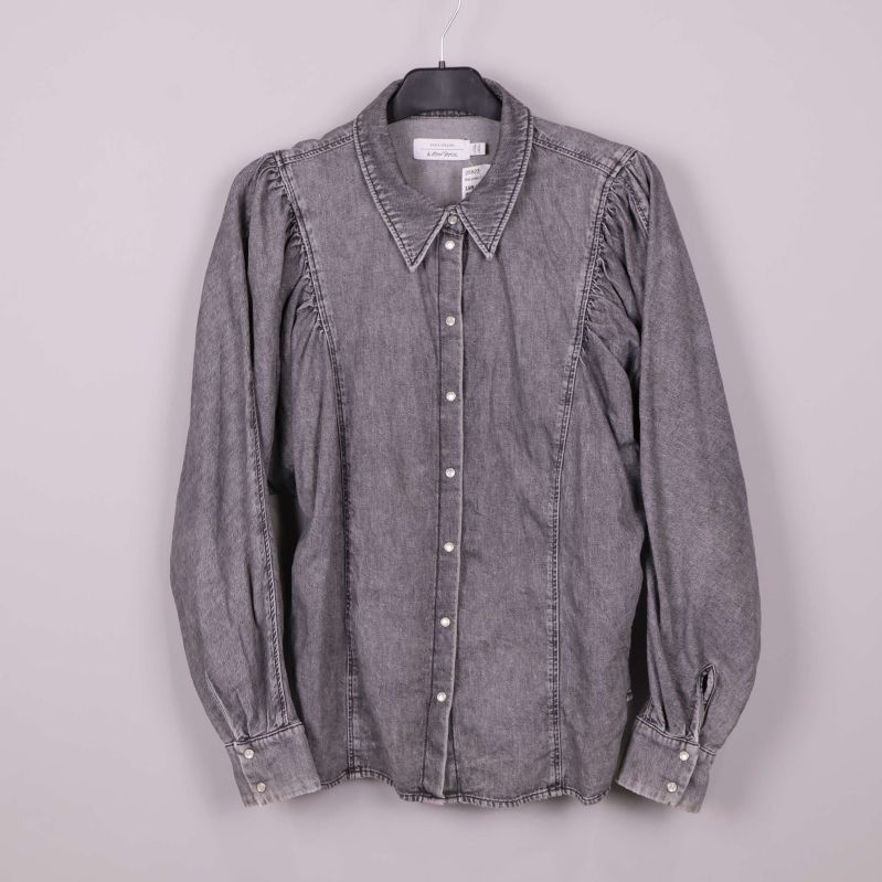 Grå denimskjorta med pärlemoknappar framifrån