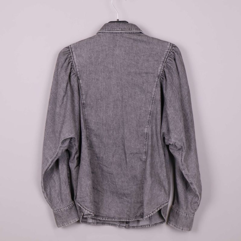 Baksidan av denimskjorta med puffade ärmar