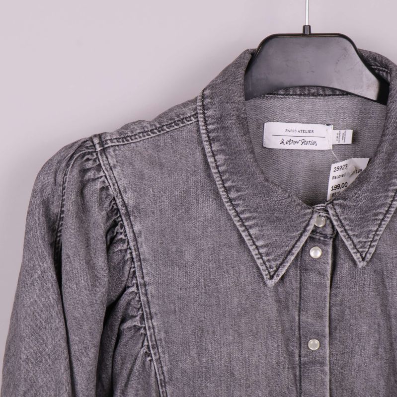 Axeldetalj och krage på denimskjorta