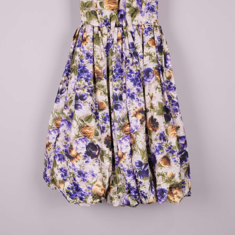 Närbild på voluminös kjol med blommigt mönster
