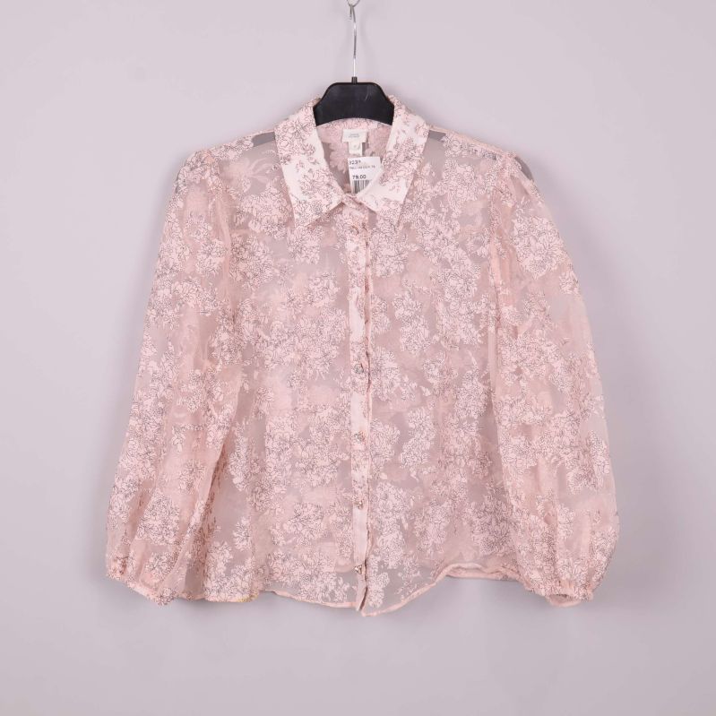 Transparant blus med blommönster framifrån på galge