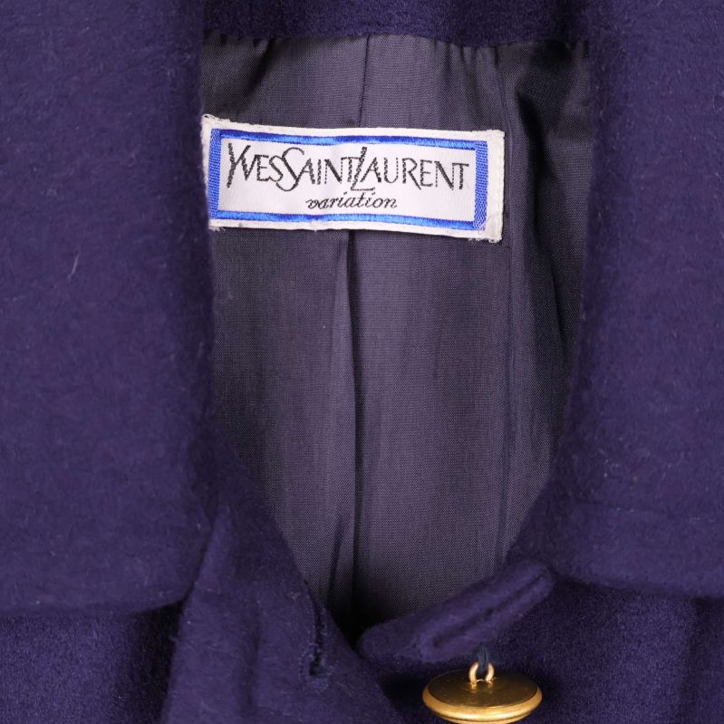 Närbild på Yves Saint Laurent variation logotyp på insidan