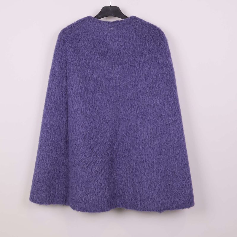 Baksidan av lila cape utan synliga detaljer