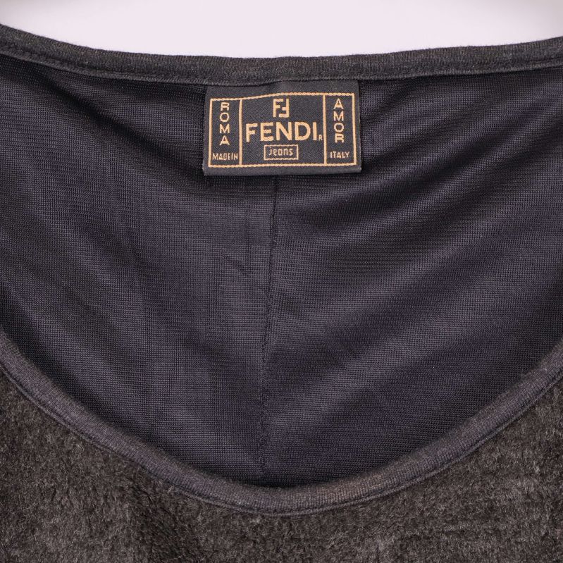 Närbild på halsringning och etikett från Fendi Jeans 