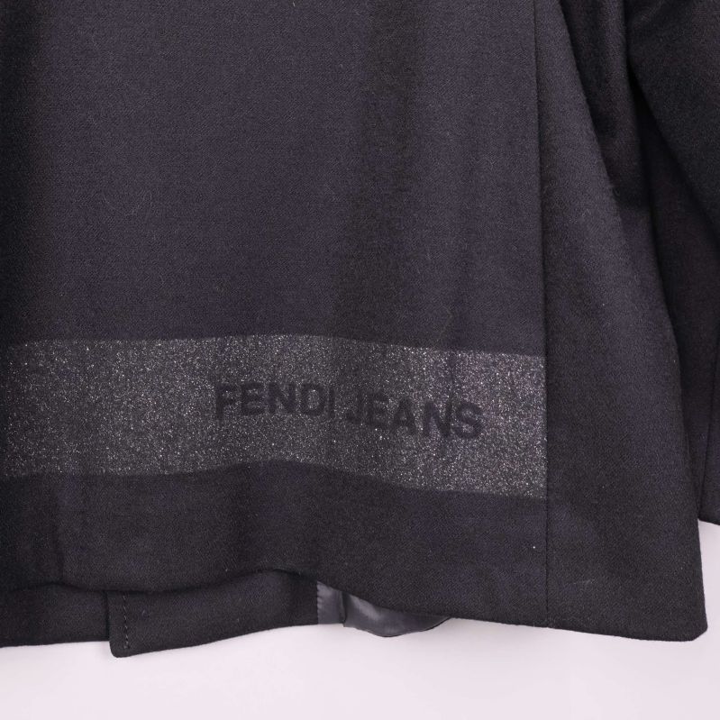 Närbild på Fendi Jeans-logga i glitter på kavajens rygg