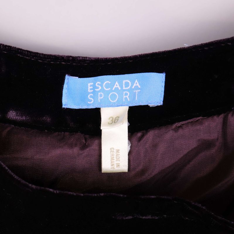 Närbild på Escada Sport-logotyp och storleksmärkning 36 i midjan